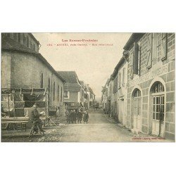 carte postale ancienne 64 ARTHEZ. Vendeur de Tissus Rue Principale. Hôtel Café des Voyageurs 1910