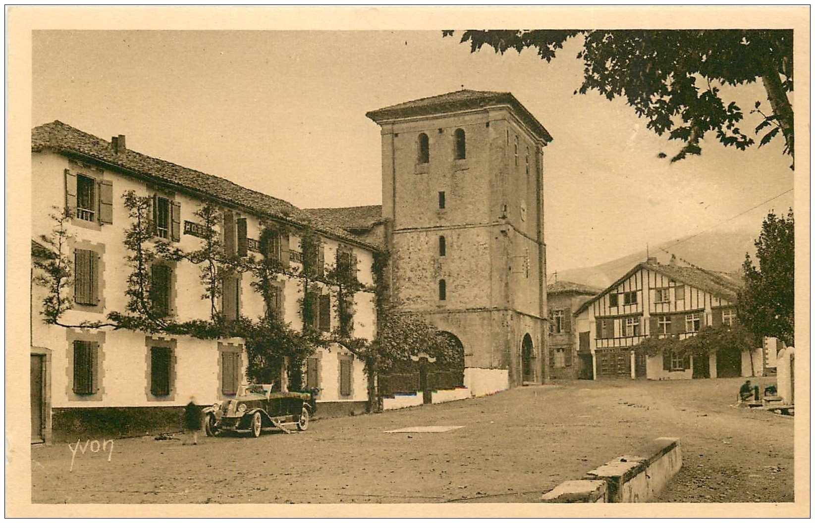carte postale ancienne 64 ASCAIN. Eglise et Hôtel de la Rhune 1933 superbe voiture