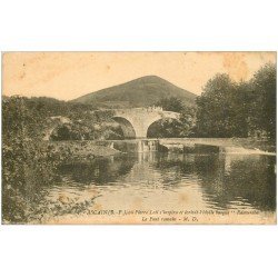 carte postale ancienne 64 ASCAIN. Le Pont Romain animé