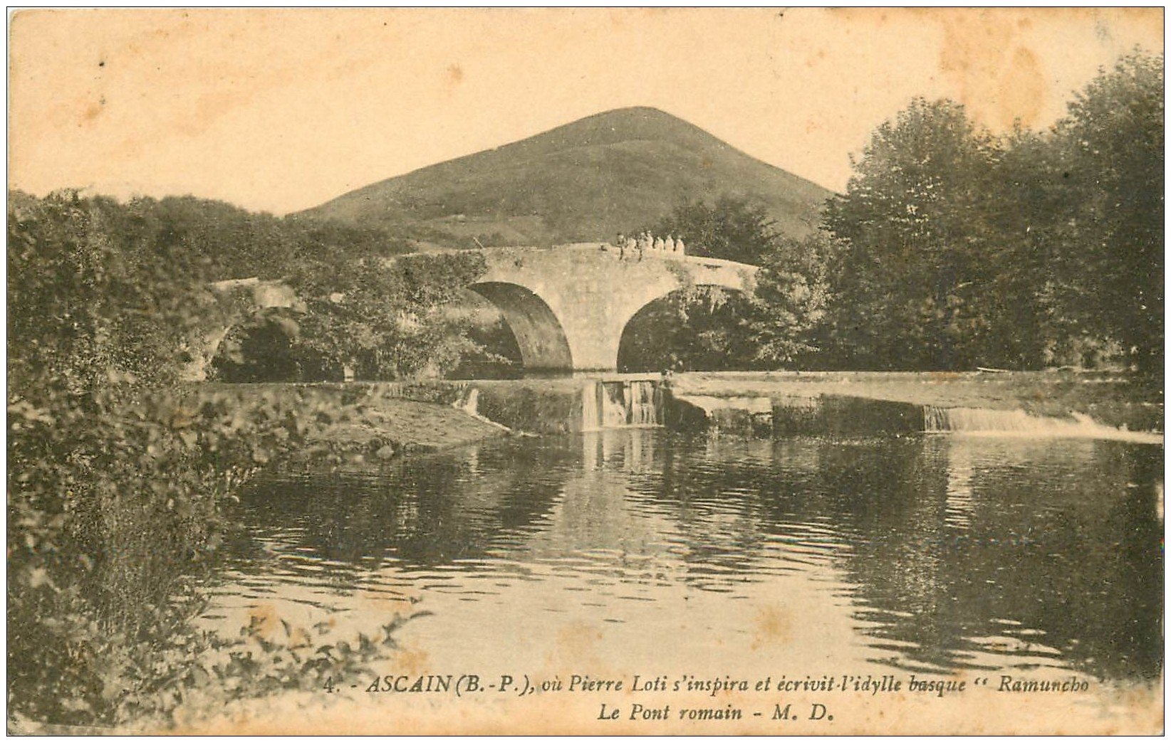 carte postale ancienne 64 ASCAIN. Le Pont Romain animé