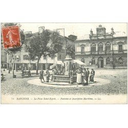 carte postale ancienne 64 BAYONNE. Fontaine et Inscription Maritime Place Saint-Esprit 1910