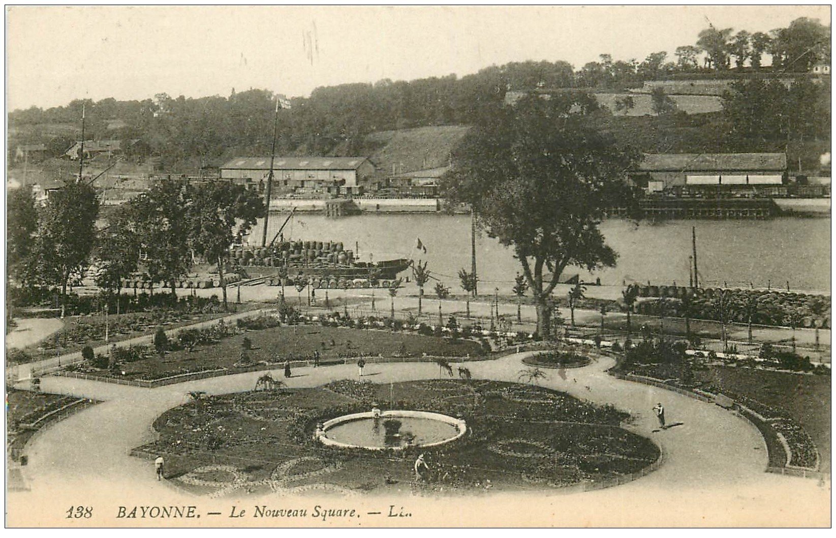 carte postale ancienne 64 BAYONNE. Le Nouveau Square 1922