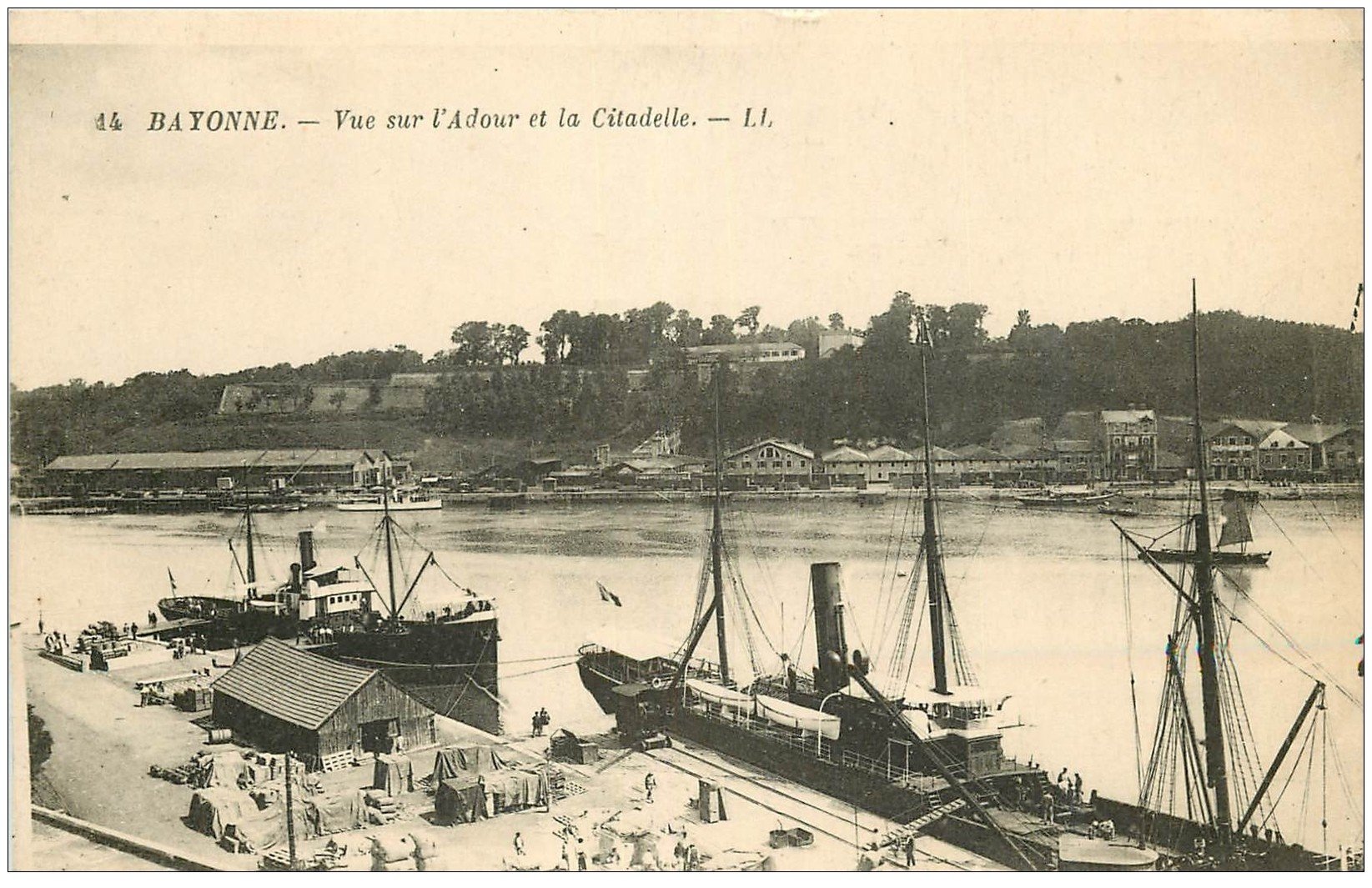 carte postale ancienne 64 BAYONNE. Navires sur l'Adour et Citadelle 1922