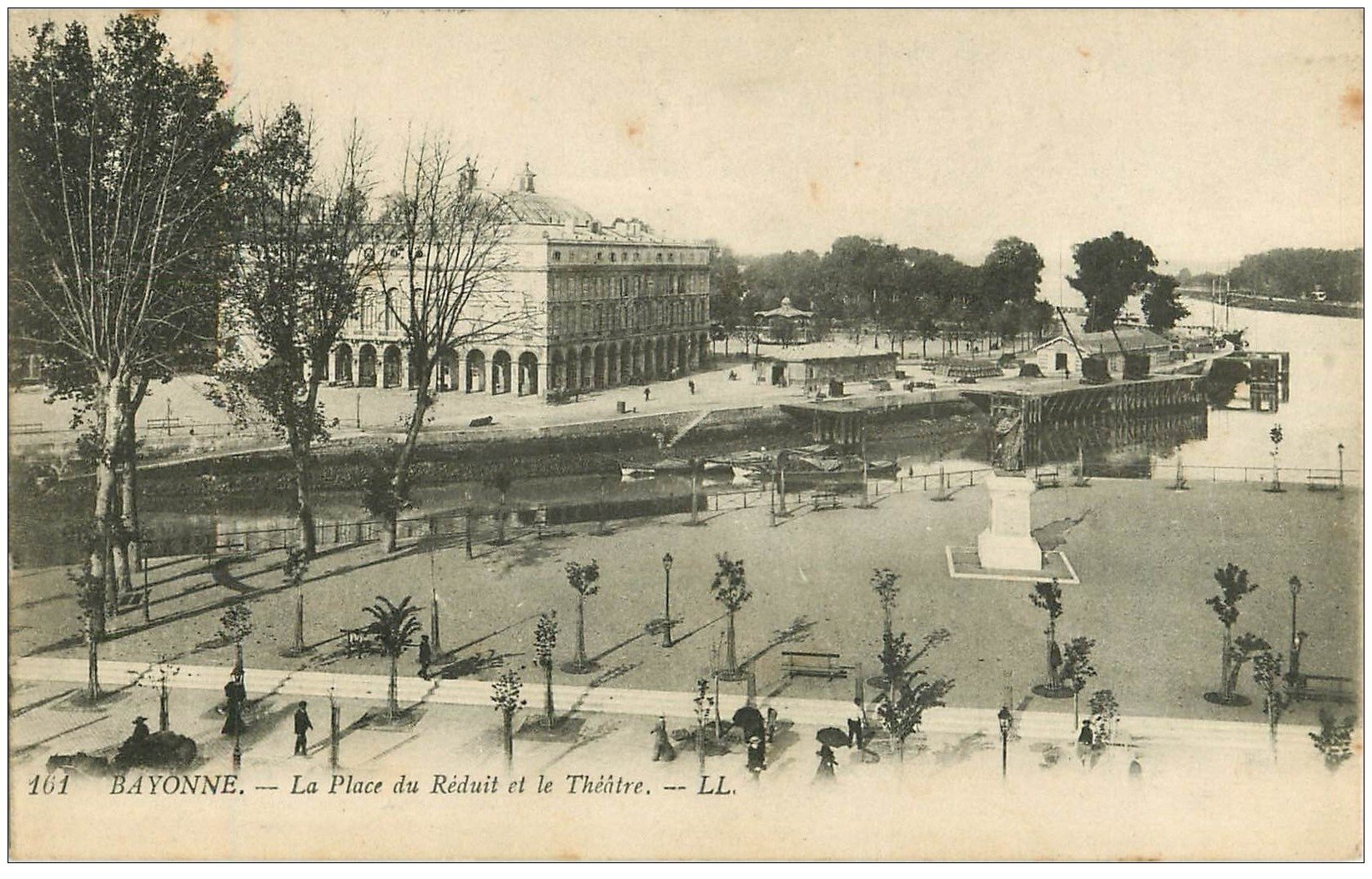 carte postale ancienne 64 BAYONNE. Place du Réduit et Théâtre 1915