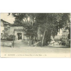 carte postale ancienne 64 BAYONNE. Porte du Château-Vieux rue Thiers