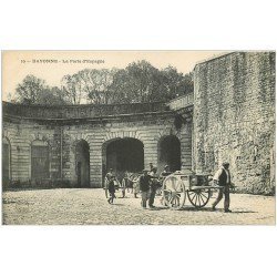carte postale ancienne 64 BAYONNE. Porteurs de bois Porte d'Espagne