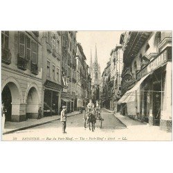 carte postale ancienne 64 BAYONNE. Rue du Pont-Neuf attelage et Chocolat Dominique