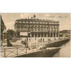 carte postale ancienne 64 BAYONNE. Théâtre et Kiosque à journaux