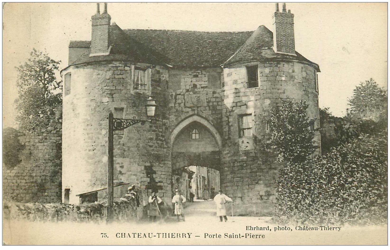 carte postale ancienne 02 CHATEAU-THIERRY. Porte Saint-Pierre Jardiniers 1918
