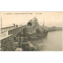 carte postale ancienne 64 BIARRITZ. Passerelle Rocher Vierge vers 1900