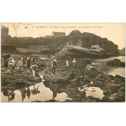 carte postale ancienne 64 BIARRITZ. Pêche aux Crevettes sur Rochers du Basta 1931