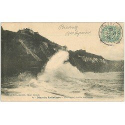 carte postale ancienne 64 BIARRITZ. Une Vague à la Côte des Basques 1905
