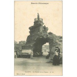 carte postale ancienne 64 BIARRITZ. Vendeuse ambulante de Cartes Postales au Rocher de la Vierge
