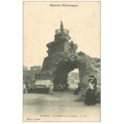 carte postale ancienne 64 BIARRITZ. Vendeuse ambulante de Cartes Postales au Rocher de la Vierge