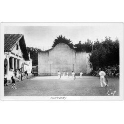 carte postale ancienne 64 GUETHARY. Fronton Pelote basque au Chistera. Carte photo