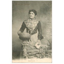 carte postale ancienne 64 HENDAYE. Jeune Femme porteuse d'eau 1903