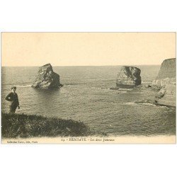 carte postale ancienne 64 HENDAYE. Les deux Jumeaux avec Touriste