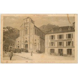 carte postale ancienne 64 LARUNS. Sortie de Messe. Eglise et Hôtel des Voyageurs