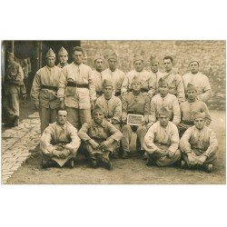 64 LES PYRENEES. Carte Photo rare de militaires 13° Régiment. Privés d'Amour sur l'ardoise
