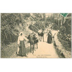 64 LES PYRENEES. Marchandes de Bois avec les Mules 1908
