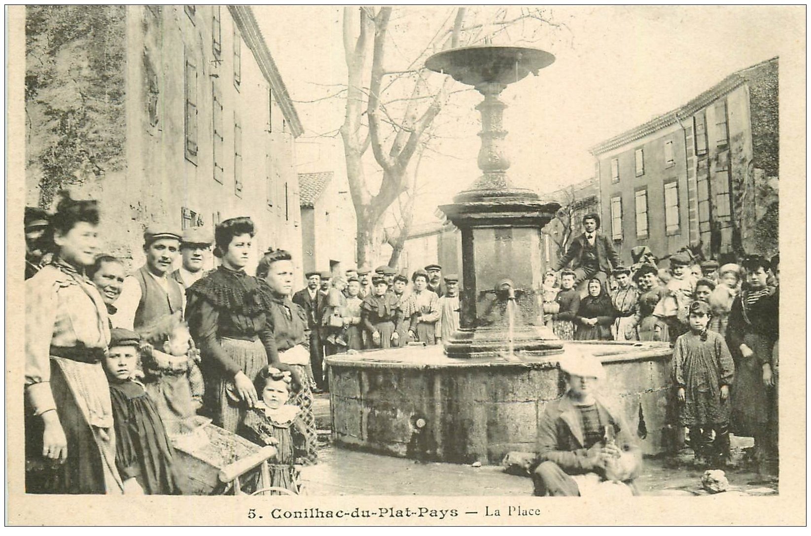 11 CONILHAC-DU-PLAT-PAYS. La Place avec Fontaine