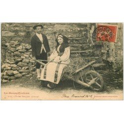 carte postale ancienne 64 OSSAU ou AUSSAU. Paysans Ossalois avec brouette 1907