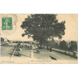 carte postale ancienne 64 PAU. Femme avec ombrelle Boulevard des Pyrénées 1913