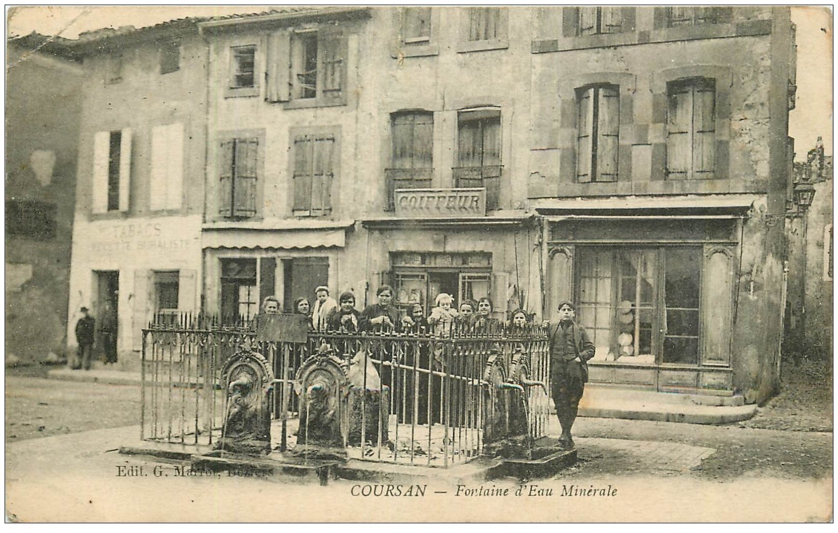 Carte Postale Ancienne Coursan (11) – Eau Minérale Place De La République – Années 1900