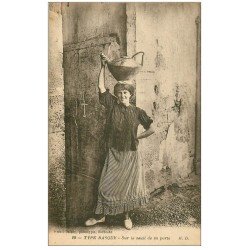carte postale ancienne 64 PAYS BASQUE. Porteuse de lait sur le seuil de sa porte 1919