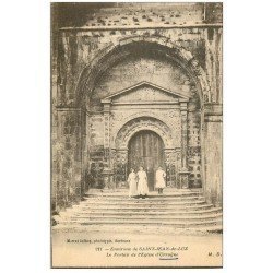 carte postale ancienne 64 SAINT-JEAN-DE-LUZ. Animation Portail Eglise d'Urrugne