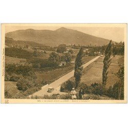 carte postale ancienne 64 SAINT-JEAN-PIED-DE-PORT. Route d'Arnéguy voiture et personnages vers 1934