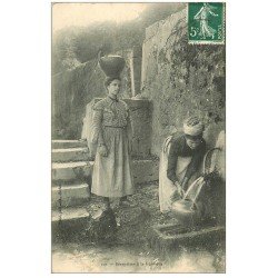 carte postale ancienne 64 SALIES-DE-BEARN. Béarnaises porteuses d'eau à la Fontaine 1909
