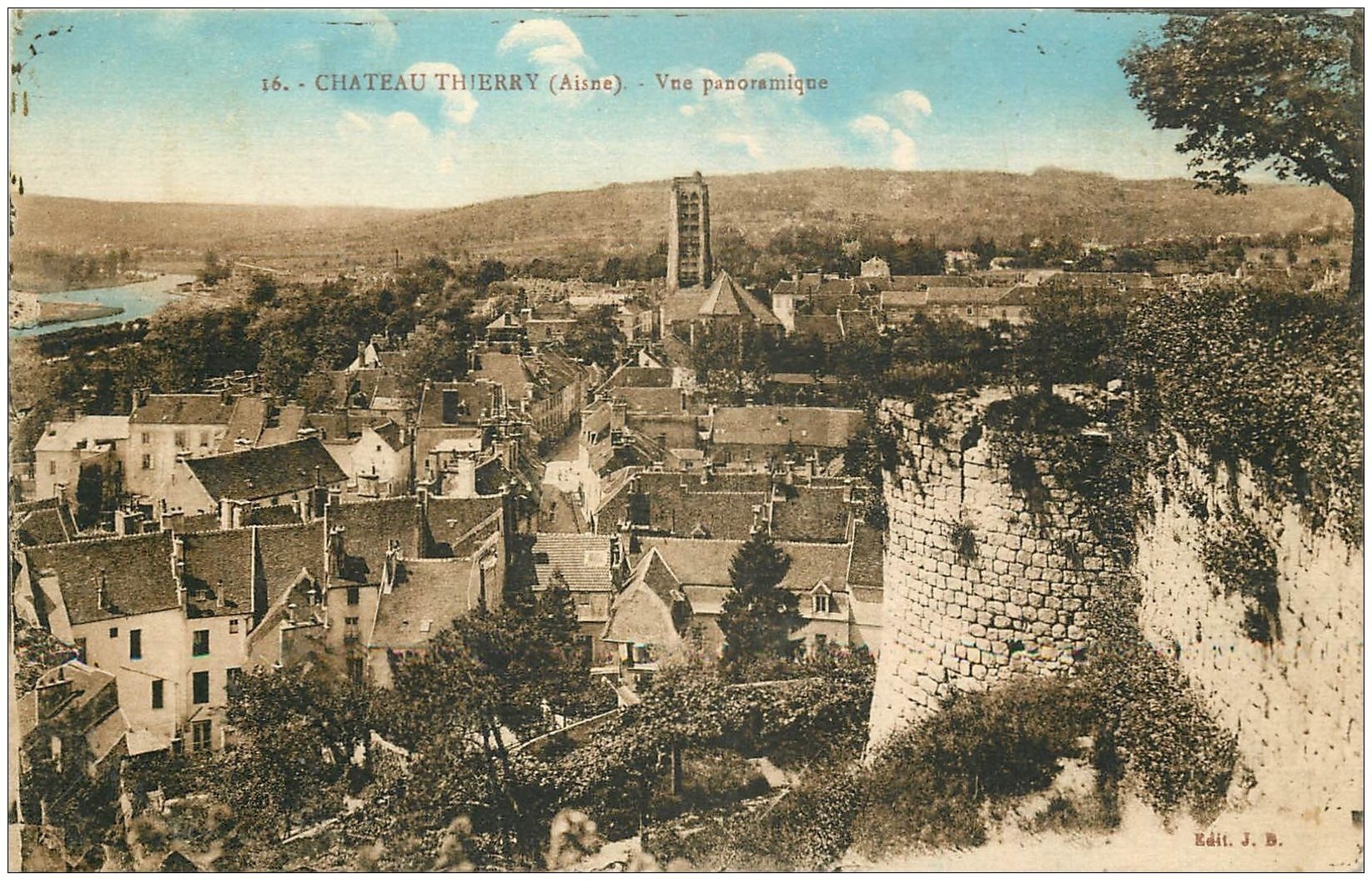 carte postale ancienne 02 CHATEAU-THIERRY. Vue panoramique (plissure coin gauche)...