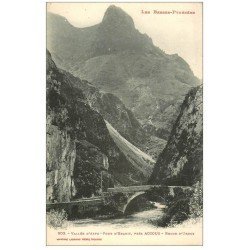 carte postale ancienne 64 VALLEE D'ASPE. Pont d'Esquit route d'Urdos