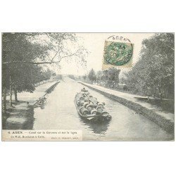 carte postale ancienne 47 AGEN. Transport de tonneaux sur Péniche au Canal et ligne 1906