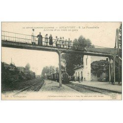 carte postale ancienne 47 ASTAFFORT. La Passerelle et arrivée d'un Train en Gare 1910