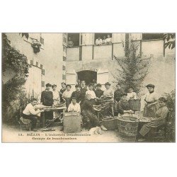 carte postale ancienne 47 MEZIN. L'Industrie bouchonnière. Groupe de Bouchonniers. Vieux métiers