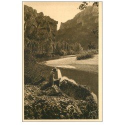 carte postale ancienne 48 GORGES DU TARN. Les Détroits. Personnage entrée du Cirque des Baumes