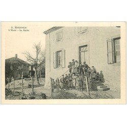 11 HOUNOUX. Ecole et Mairie bien animée