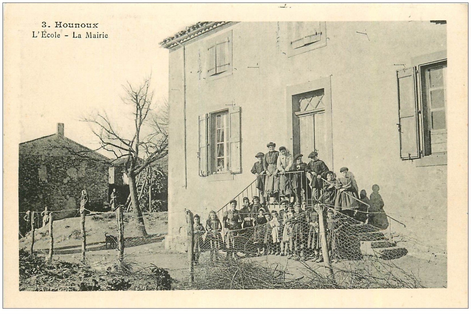 11 HOUNOUX. Ecole et Mairie bien animée
