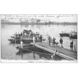 carte postale ancienne 49 ANGERS. Chevaux embarqués sur Pont de bateaux 1910. Militaires et Régiments