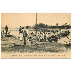 carte postale ancienne 49 ANGERS. Lancement d'un Pont de bateaux par le 6° Génie. Militaires et Régiments