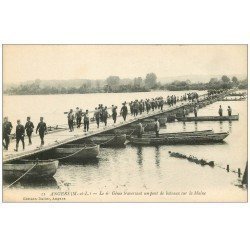 carte postale ancienne 49 ANGERS. Le 6° Génie traversant un Pont de bateaux. Militaires et Régiments