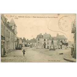 carte postale ancienne 49 BAUGE. Place Saint-Laurent et du Marché 1920