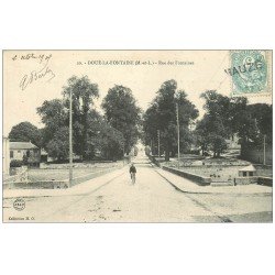 carte postale ancienne 49 DOUE-LA-FONTAINE. Rue des Fontaines 1905