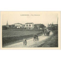 carte postale ancienne 11 LASBORDES. Vue générale. Cycliste et attelage