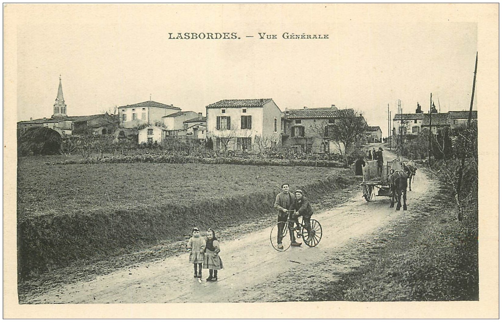11 LASBORDES. Vue générale. Cycliste et attelage