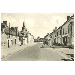 49 JUMELLES. Pompe à Essence à l'arrivée de Longué