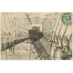 carte postale ancienne 49 LES PONTS-DE-CE. Catastrophe 1907. Le Tablier du Pont détruit. Locomotive à l'eau
