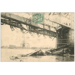 carte postale ancienne 49 LES PONTS-DE-CE. Catastrophe 1907. Une heure après l'accident. Train et rail à l'eau